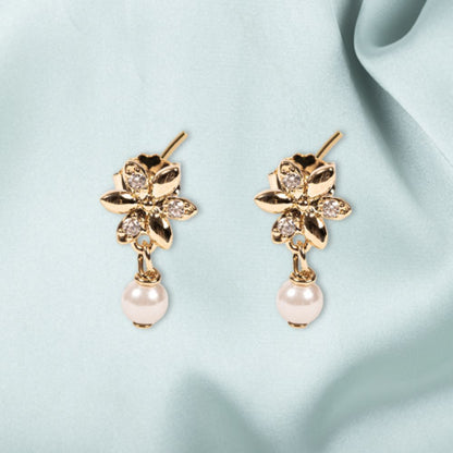Boucles d'Oreilles Plaqué Or Petites Fleurs et Perles Blanches