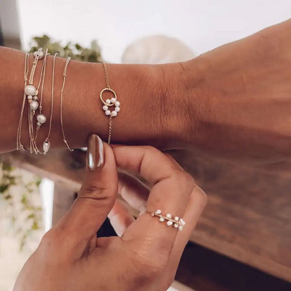 Bracelet Chaine Pendentif 2 Anneaux Entrelacés et Perles de Culture Porté