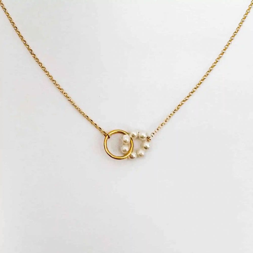 Collier Ras de Cou Pendentif 2 Anneaux Entrelacés Dorées et Perles de Culture