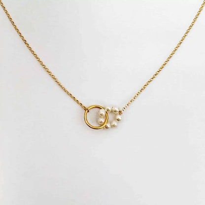 Collier Ras de Cou Pendentif 2 Anneaux Entrelacés Dorées et Perles de Culture