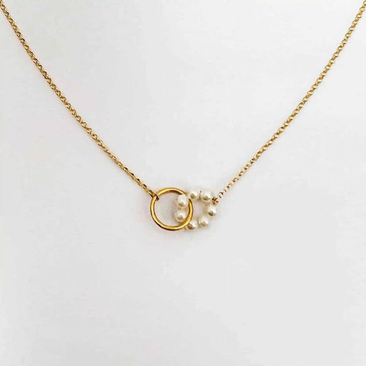 Collier Ras de Cou Pendentif 2 Anneaux Entrelacés Dorées et Perles de Culture