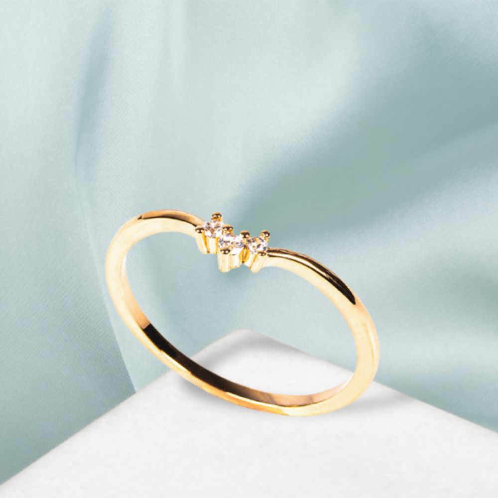 Bague Anneau Plaqué Or et 3 Zircons Forme Couronne