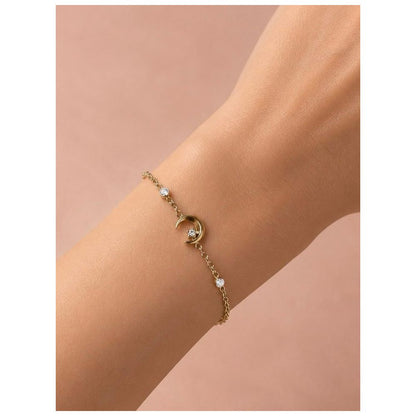 Bracelet chaîne fine doré composé d'une lune sertie de zircon porté