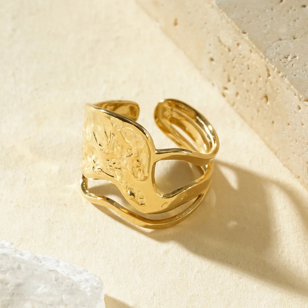 Bague large martelée asymétrique ajourée