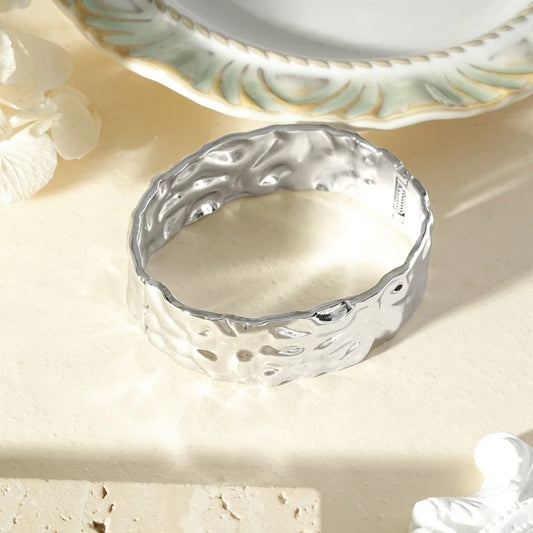 Bracelet Jonc Fermé Contours Martelés Argenté
