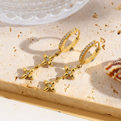 Boucles d'Oreilles Dorées Pendantes 2 Etoiles Strass Blancs
