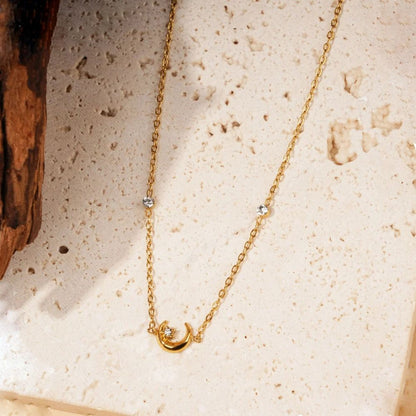 Collier Tour de Cou Doré et Pendentif Lune Strass Blancs