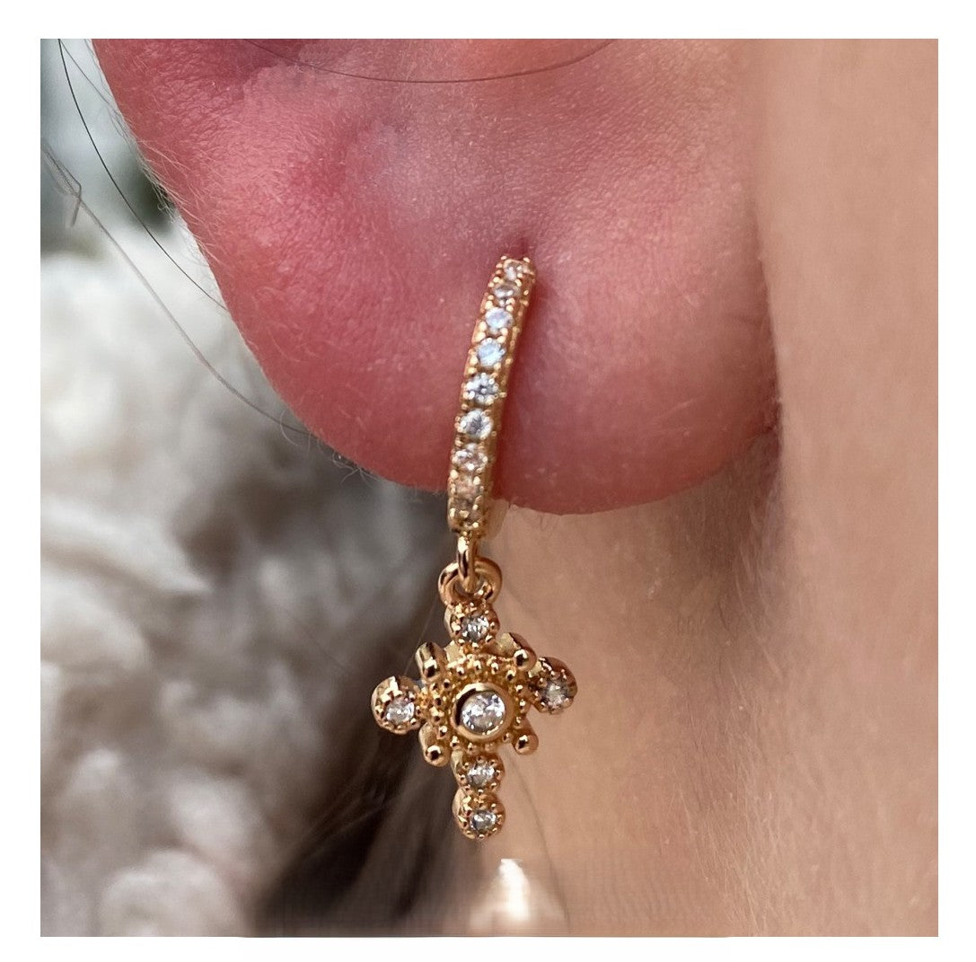 Boucles d'Oreilles Créoles Dorées et Charms Petite Croix Zircons Blancs Porté