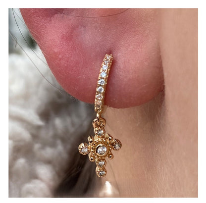 Boucles d'Oreilles Créoles Dorées et Charms Petite Croix Zircons Blancs Porté