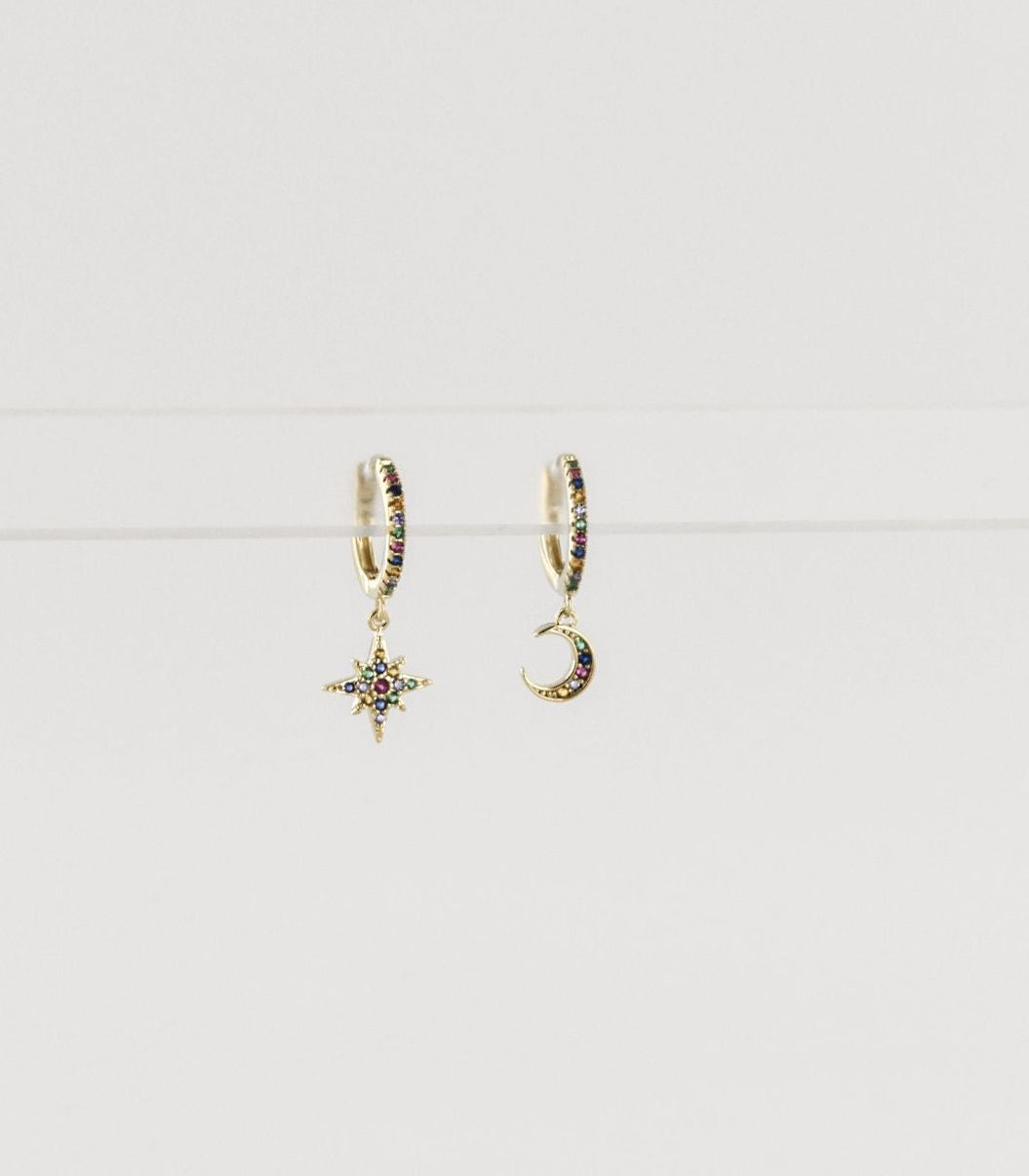 Boucles d'Oreilles Créoles Asymétriques Dorées Lune et Etoile Multicolores