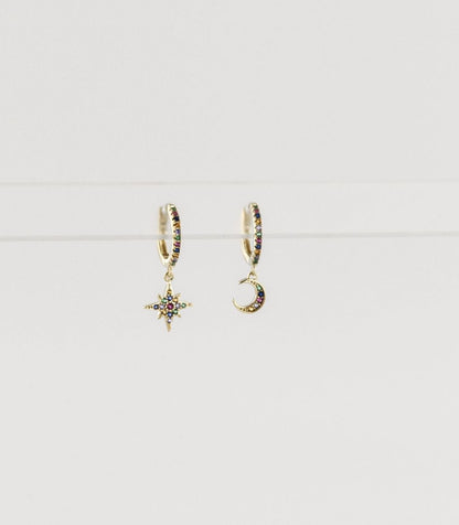Boucles d'Oreilles Créoles Asymétriques Dorées Lune et Etoile Multicolores