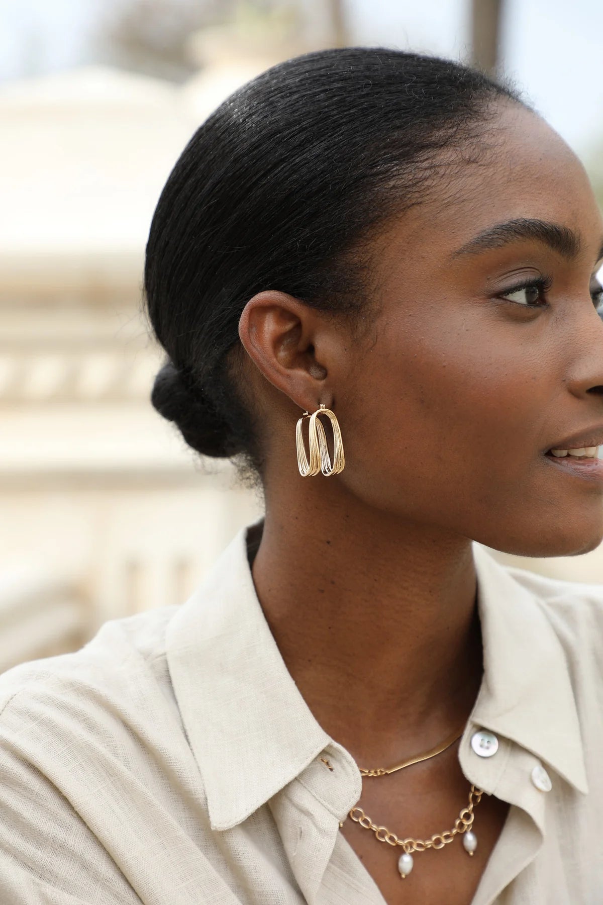 Boucles d'Oreilles Forme "U" Ondulées Dorées Portée