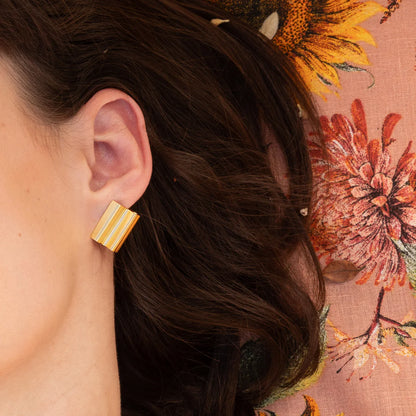 Boucles d'Oreilles Rectangle Ondulé Doré Porté