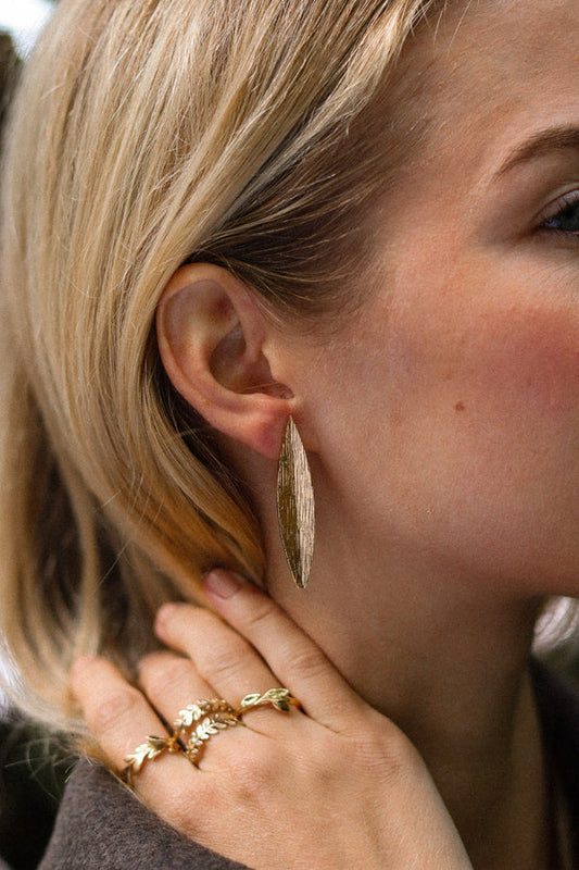 Boucles d'Oreilles Feuilles Martelées Plaqué Or Portées