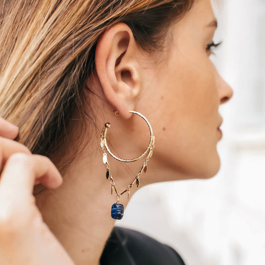 Boucles d'Oreilles Créoles Dorées et Chaines Texturé et Perle Porté