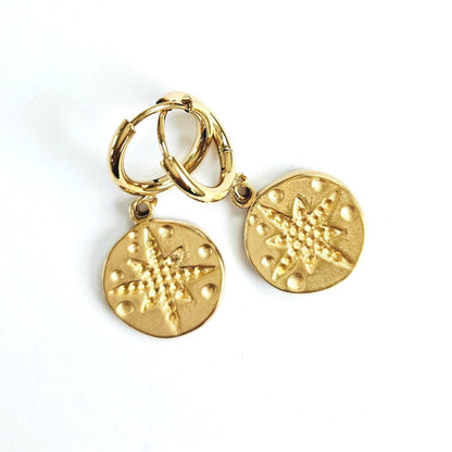 Boucles d'Oreilles Petites Créoles et Médaille Martelée Dorée