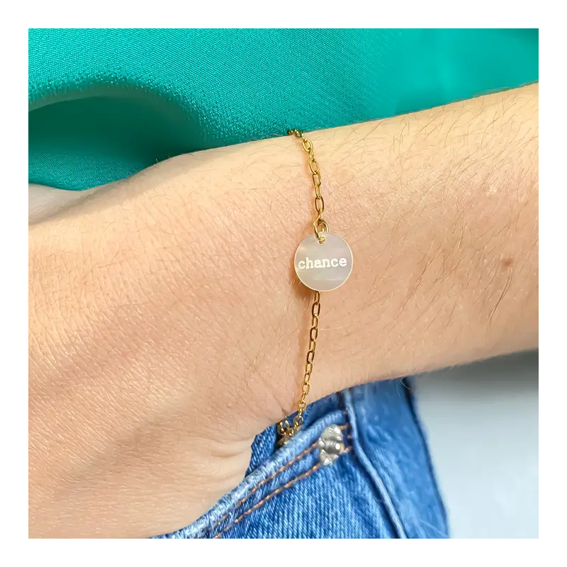 Collier Tour de Cou Doré et Pendentif Médaille Mot Chance Porté