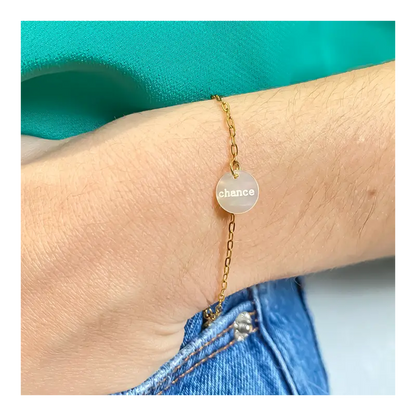 Collier Tour de Cou Doré et Pendentif Médaille Mot Chance Porté