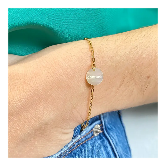 Collier Tour de Cou Doré et Pendentif Médaille Mot Chance Porté