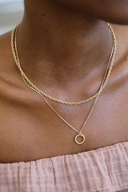 Collier Tour de Cou Doré et Pendentif Cercle Ajoouré Torsadé Porté