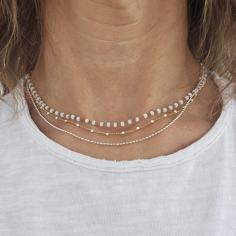 Collier Tour de Cou Doré 3 Rangs et Perles Blanches Porté
