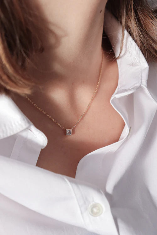 Collier Tour de Cou Doré et Pendentif Carré Zircon Blanc Porté
