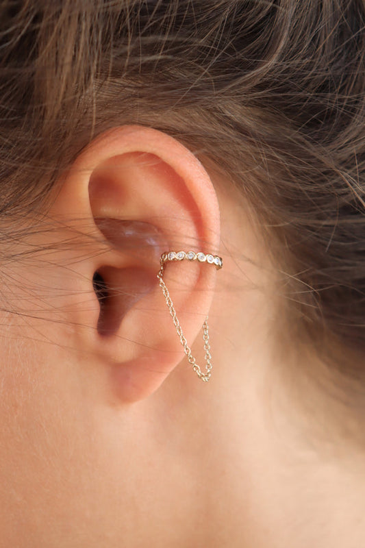 Bague d'Oreille Earcuff Zircons et Chaîne porté sur le coté 