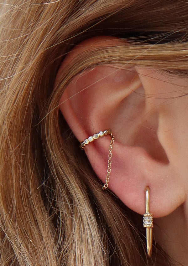 Bague d'Oreille Earcuff Zircons et Chaîne porté de face