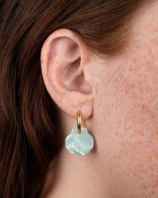 Boucles d'Oreilles Petites Créoles Dorées et Charms Coquillages de Couleurs Porté