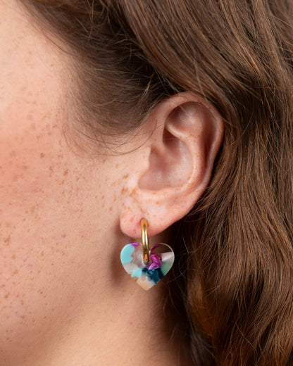 Boucles d'Oreilles Petites Créoles Dorées et Charms Coeur de Couleurs Porté