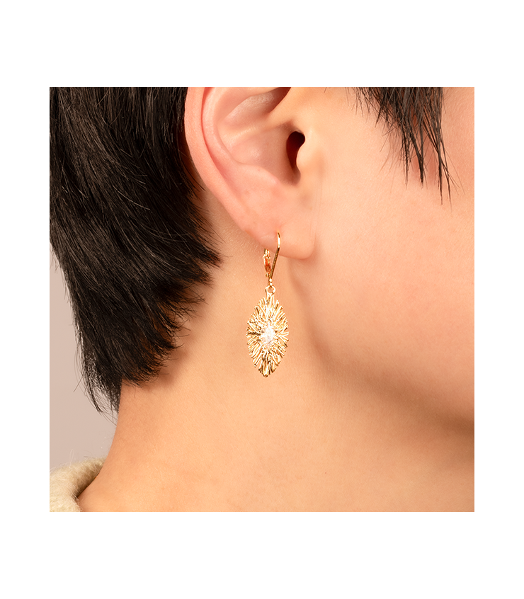 Boucles d'Oreilles Dormeuses et Pendentif Ovale Martelés et Zircons Blancs Porté