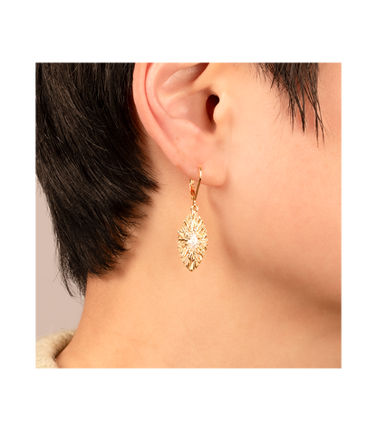Boucles d'Oreilles Dormeuses et Pendentif Ovale Martelés et Zircons Blancs Porté