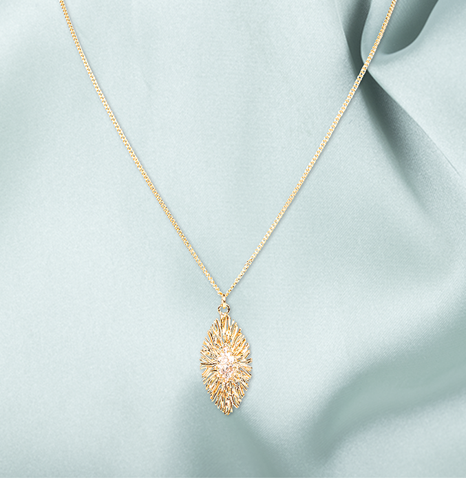 Collier Tour de Cou Pendentif Ovale Martelé Plaqué Or et Zircons Blanc
