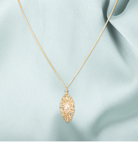 Collier Tour de Cou Pendentif Ovale Martelé Plaqué Or et Zircons Blanc