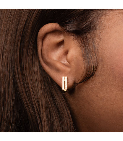 Boucles d'Oreilles Petites Créoles Carrées Plaqué Or et Strass Blancs Porté