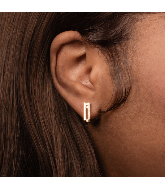 Boucles d'Oreilles Petites Créoles Carrées Plaqué Or et Strass Blancs Porté