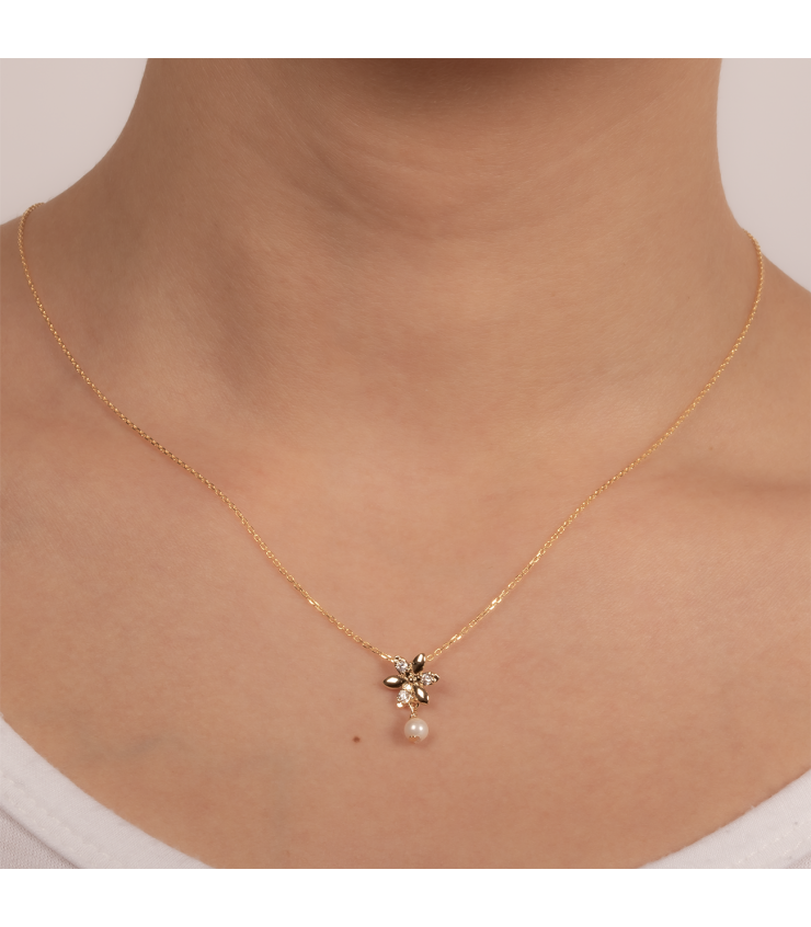 Collier Pendentif Plaqué Or Petites Fleurs et Perles Blanches Porté