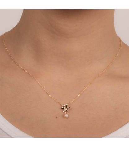 Collier Pendentif Plaqué Or Petites Fleurs et Perles Blanches Porté