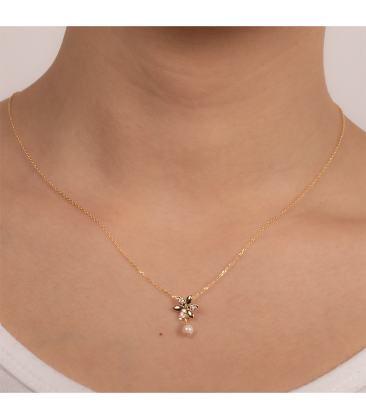Collier Pendentif Plaqué Or Petites Fleurs et Perles Blanches Porté