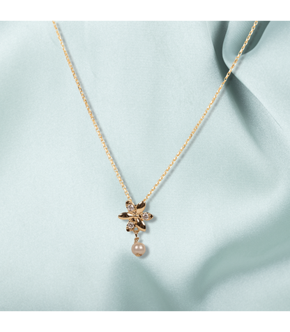 Collier Pendentif Plaqué Or Petites Fleurs et Perles Blanches