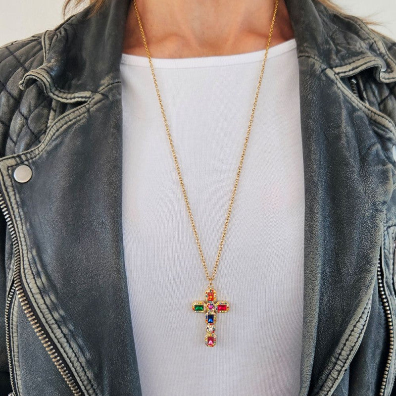 Long Collier Sautoir Pendentif Croix et Zircons Multicolores Porté