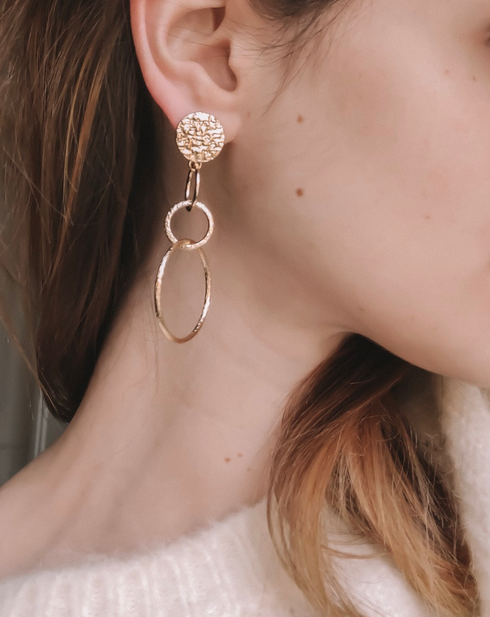 Boucles d'Oreilles Ronds Texturés et 3 Anneaux porté