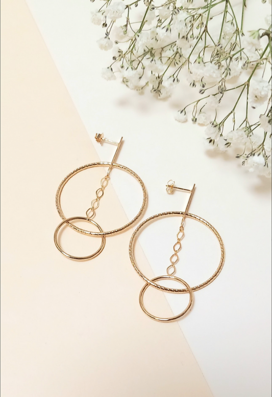 Boucles d'Oreilles 2 anneaux et Chaînes Dorées vu de face 