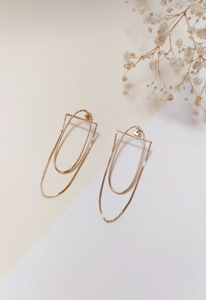 Boucles d'Oreilles Anneaux et Chaînes Dorées vu de face 