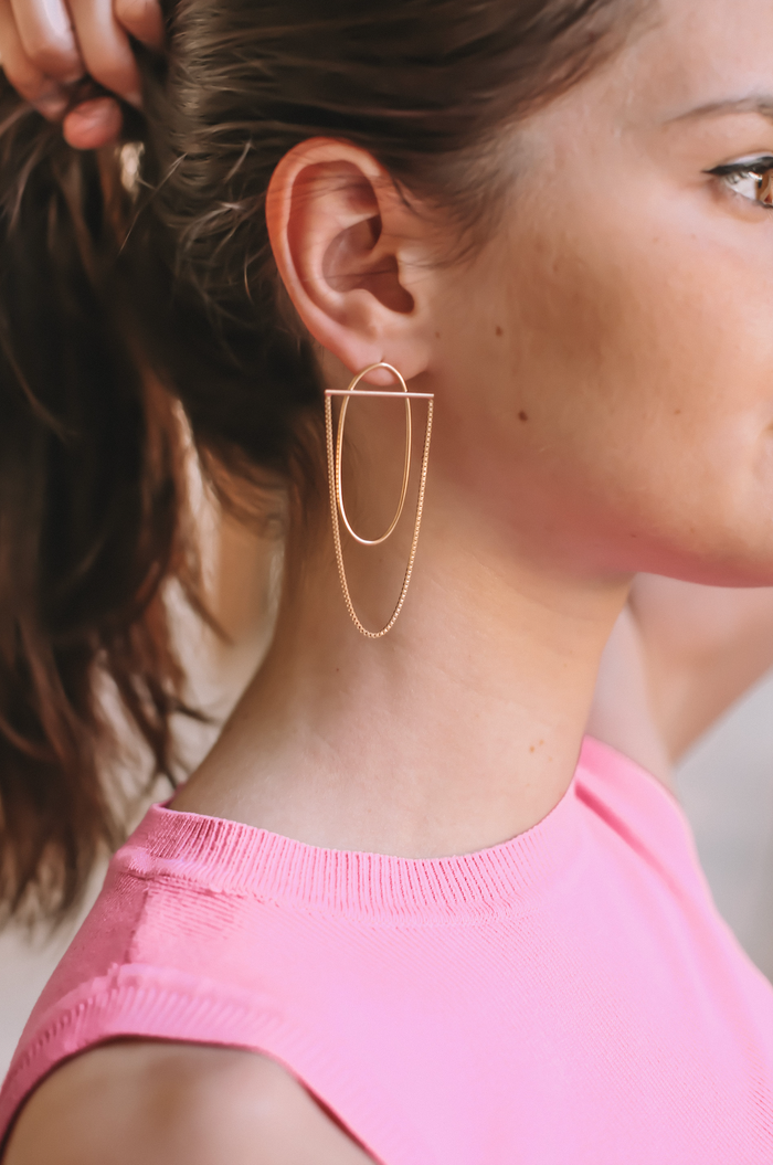 Boucles d'Oreilles Anneaux et Chaînes Dorées portées