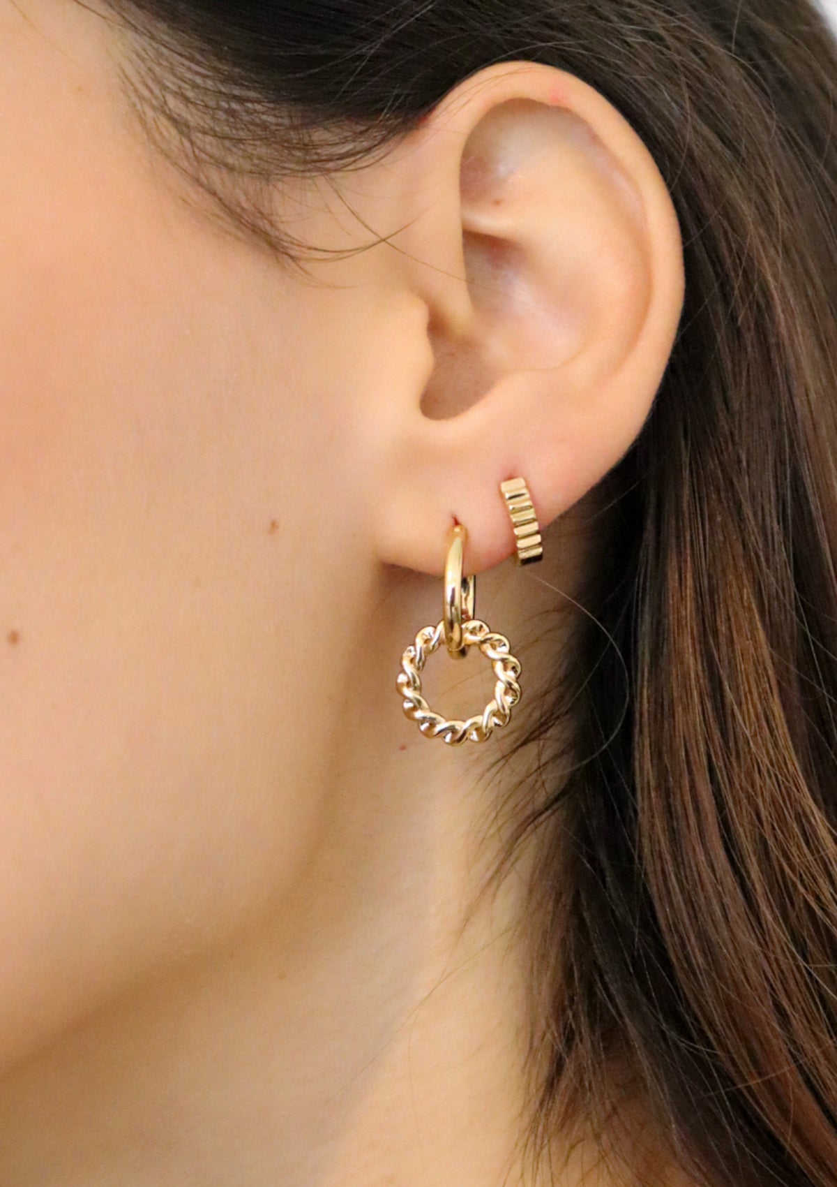 Boucles d'Oreilles 2 Anneaux Imbriqués Plaqué Or porté