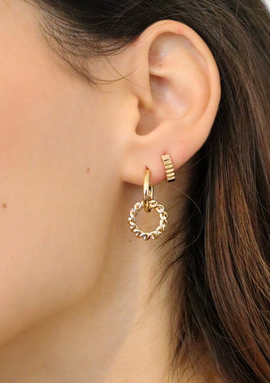 Boucles d'Oreilles 2 Anneaux Imbriqués Plaqué Or porté