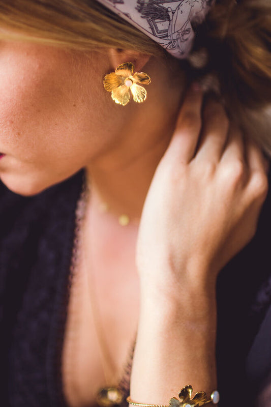 Boucles d'Oreilles Fleurs et Nacre Blanche portées