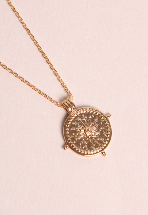 Collier Médaille Soleil Plaqué Or vu de face